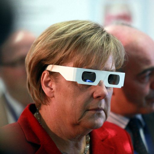 Angela Merkel, occhiali 3D